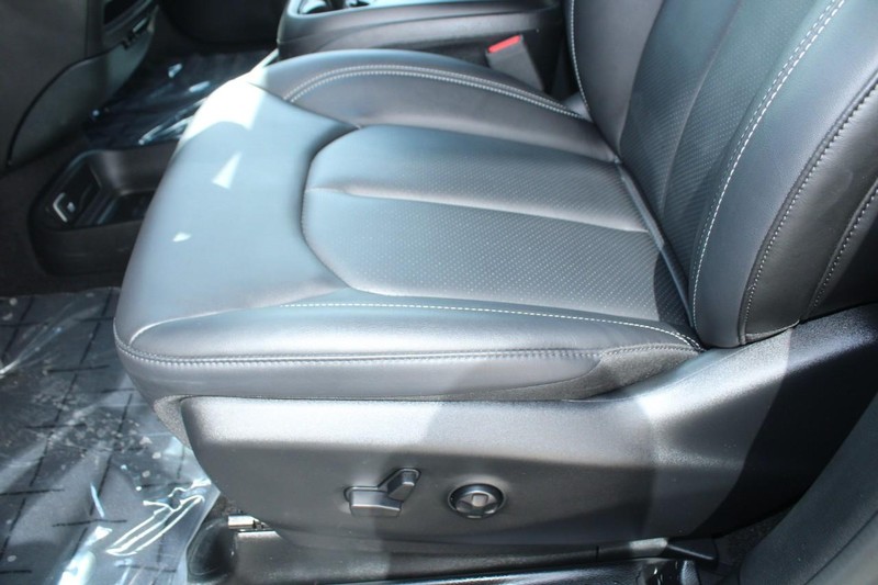 Chrysler Pacifica Vehicle Full-screen Gallery Image 15