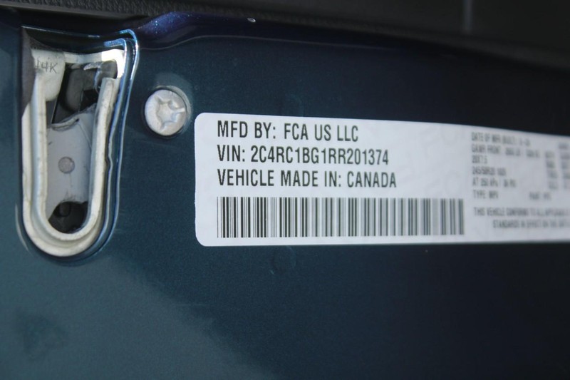 Chrysler Pacifica Vehicle Full-screen Gallery Image 16