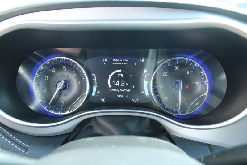 Chrysler Pacifica Vehicle Full-screen Gallery Image 17