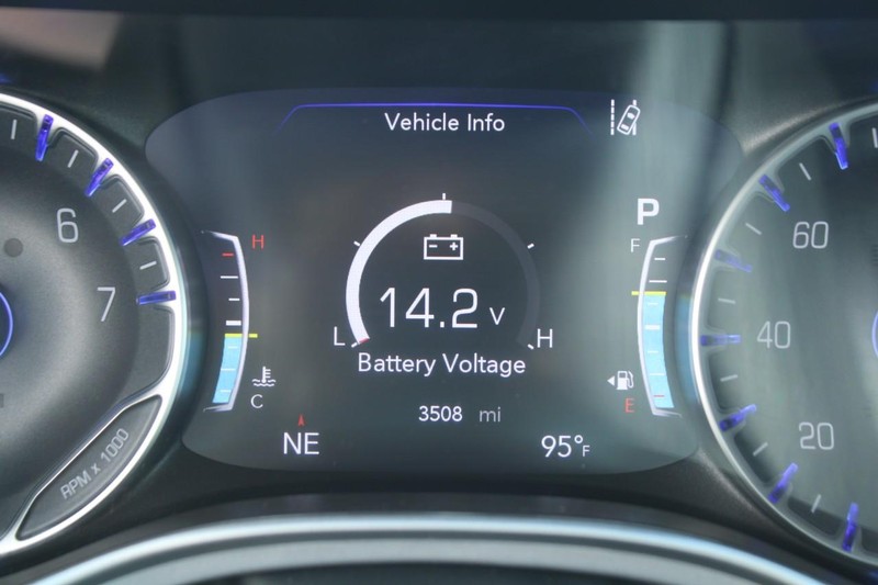 Chrysler Pacifica Vehicle Full-screen Gallery Image 18