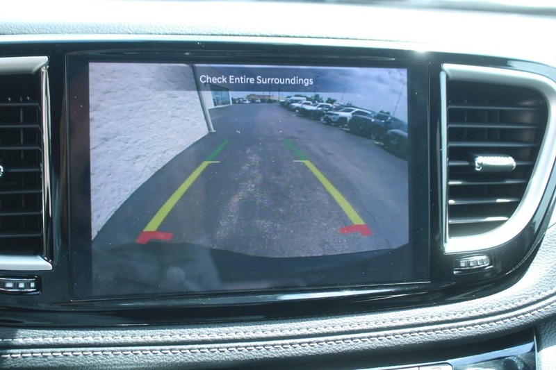 Chrysler Pacifica Vehicle Full-screen Gallery Image 19