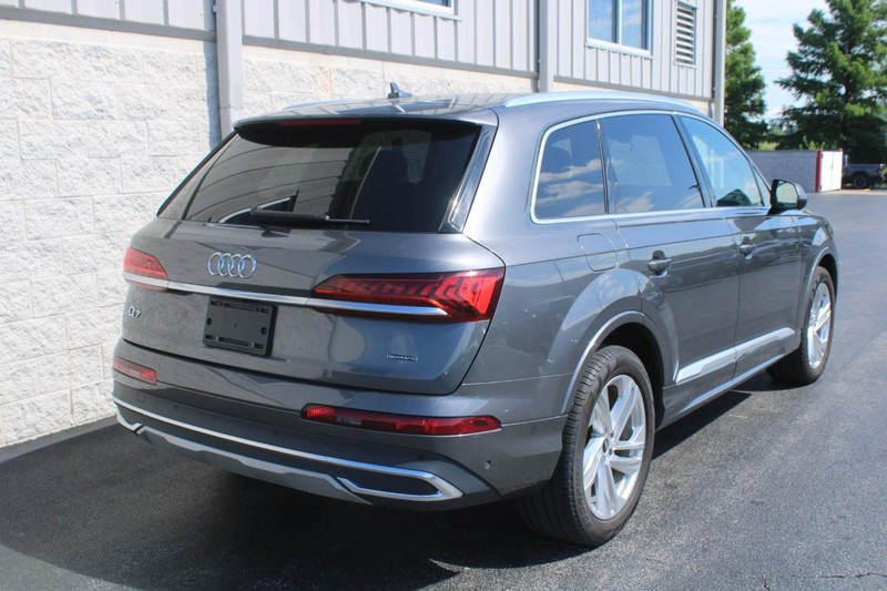 Audi Q7 Vehicle Full-screen Gallery Image 03