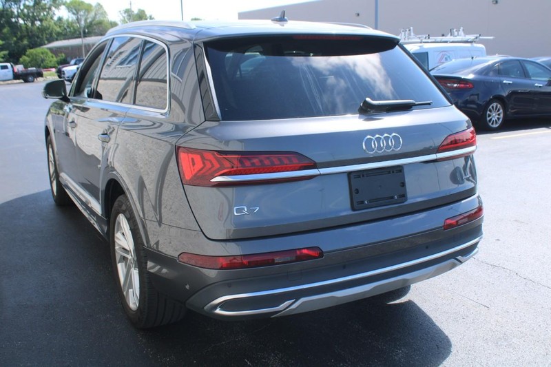 Audi Q7 Vehicle Full-screen Gallery Image 05