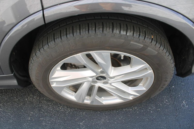 Audi Q7 Vehicle Full-screen Gallery Image 07