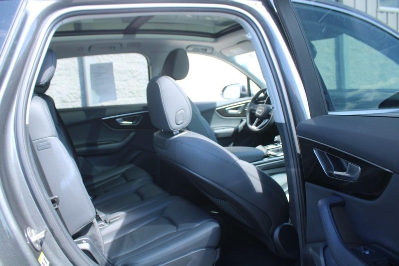 Audi Q7 Vehicle Full-screen Gallery Image 09