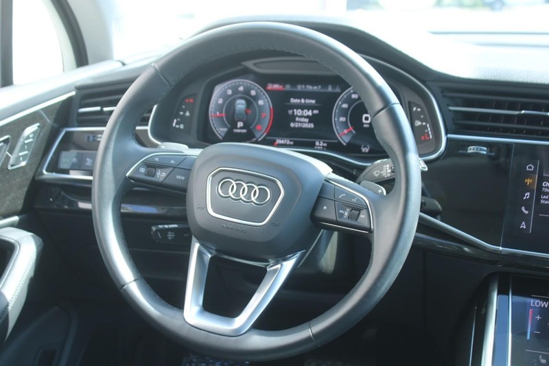 Audi Q7 Vehicle Full-screen Gallery Image 12