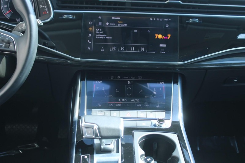 Audi Q7 Vehicle Full-screen Gallery Image 13