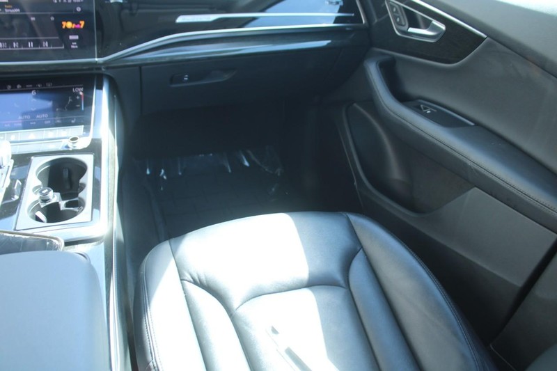 Audi Q7 Vehicle Full-screen Gallery Image 14