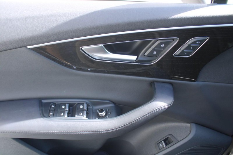 Audi Q7 Vehicle Full-screen Gallery Image 15