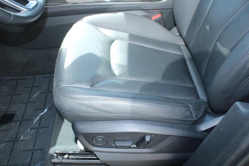 Audi Q7 Vehicle Full-screen Gallery Image 16