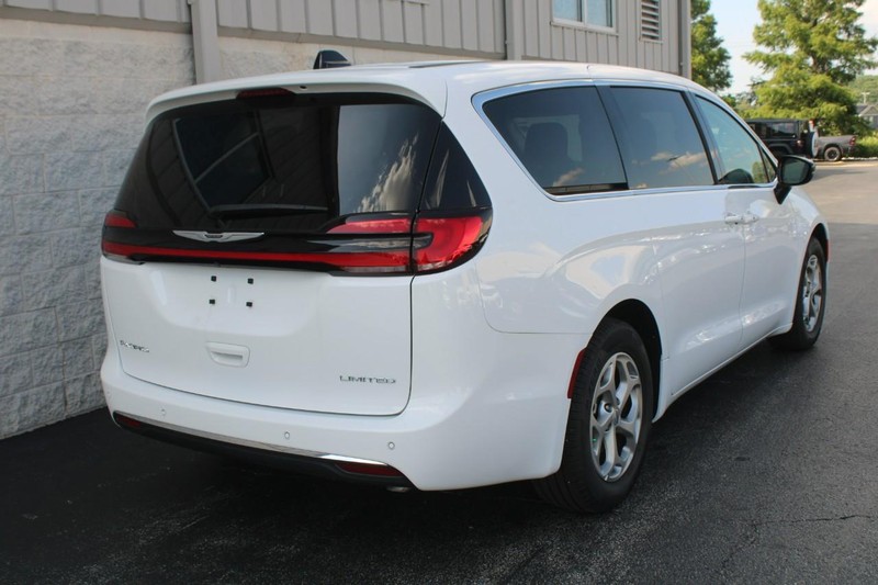 Chrysler Pacifica Vehicle Full-screen Gallery Image 03
