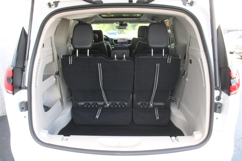 Chrysler Pacifica Vehicle Full-screen Gallery Image 06