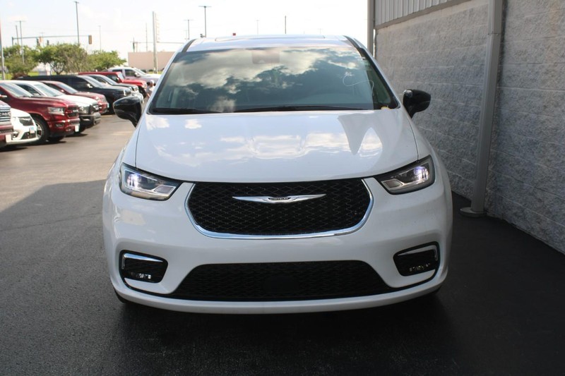 Chrysler Pacifica Vehicle Full-screen Gallery Image 08