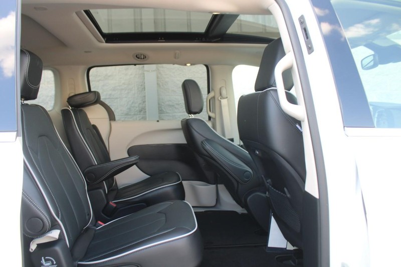 Chrysler Pacifica Vehicle Full-screen Gallery Image 09