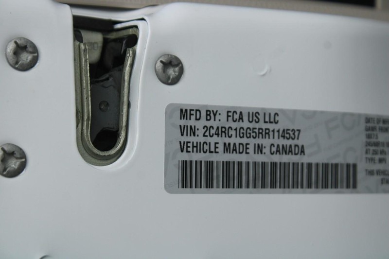 Chrysler Pacifica Vehicle Full-screen Gallery Image 16