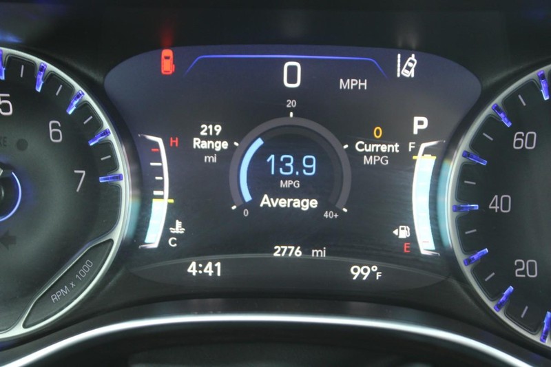 Chrysler Pacifica Vehicle Full-screen Gallery Image 18