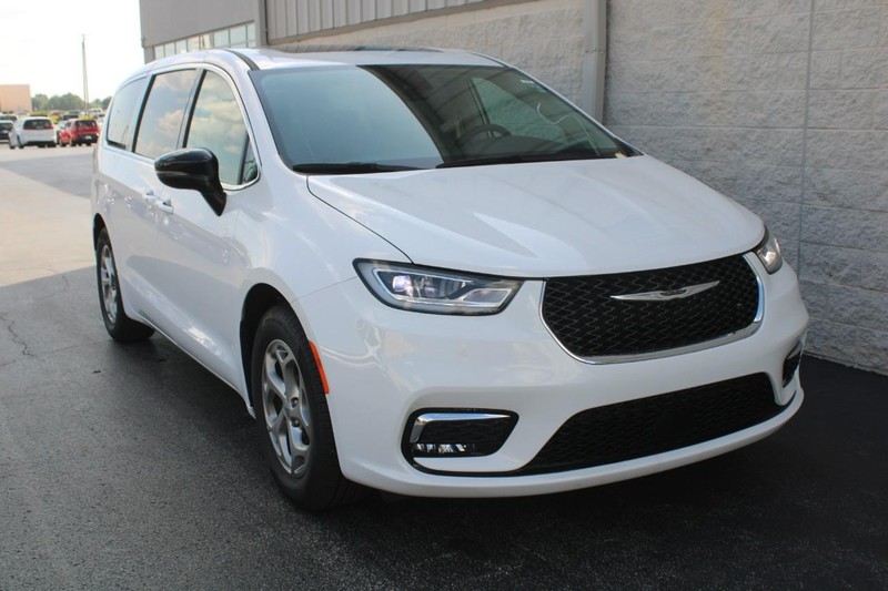 Chrysler Pacifica Vehicle Full-screen Gallery Image 02