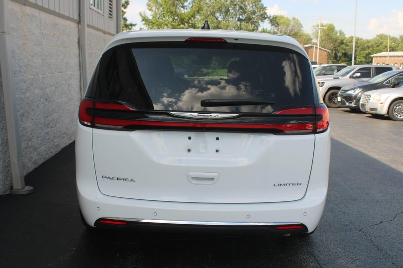 Chrysler Pacifica Vehicle Full-screen Gallery Image 04