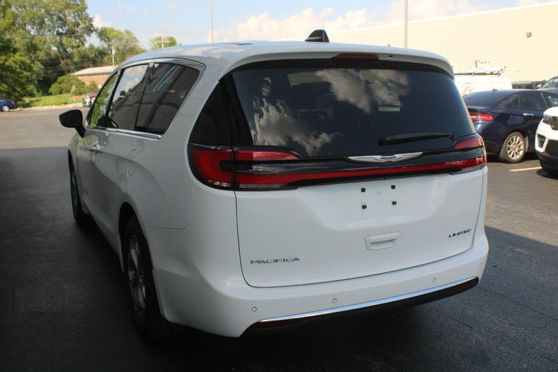 Chrysler Pacifica Vehicle Full-screen Gallery Image 05