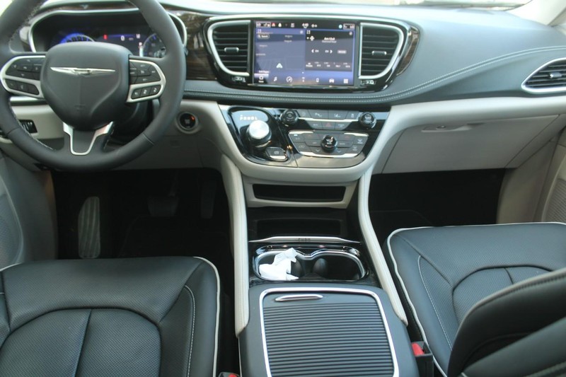 Chrysler Pacifica Vehicle Full-screen Gallery Image 10