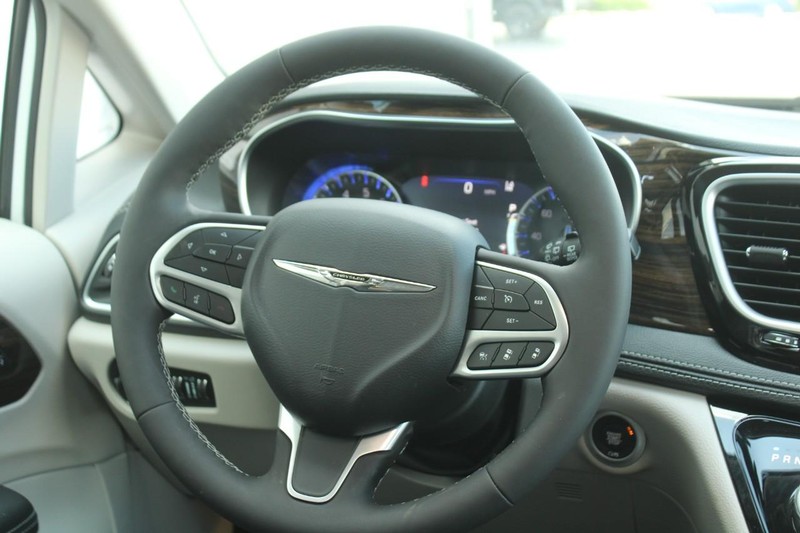 Chrysler Pacifica Vehicle Full-screen Gallery Image 11