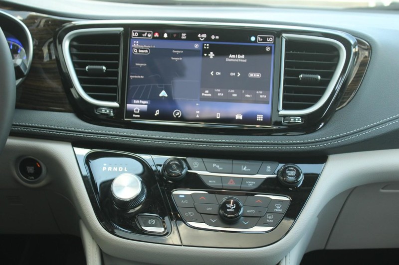 Chrysler Pacifica Vehicle Full-screen Gallery Image 12