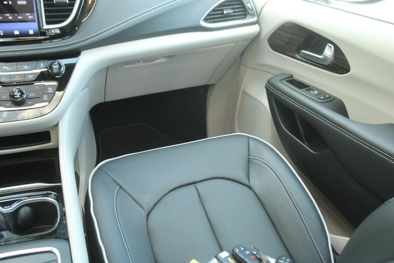 Chrysler Pacifica Vehicle Full-screen Gallery Image 13
