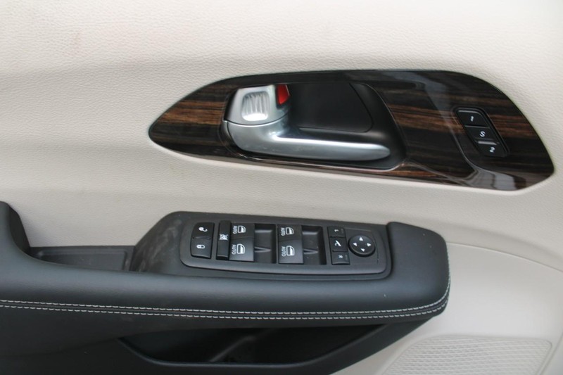 Chrysler Pacifica Vehicle Full-screen Gallery Image 14