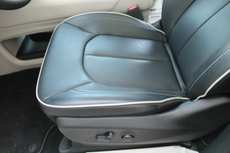 Chrysler Pacifica Vehicle Full-screen Gallery Image 15