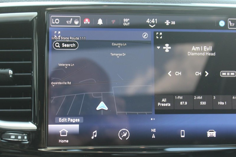 Chrysler Pacifica Vehicle Full-screen Gallery Image 16