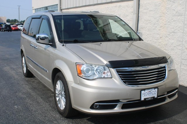 Used 2013 Chrysler Town & Country Limited with VIN 2C4RC1GG9DR535282 for sale in Wood River, IL