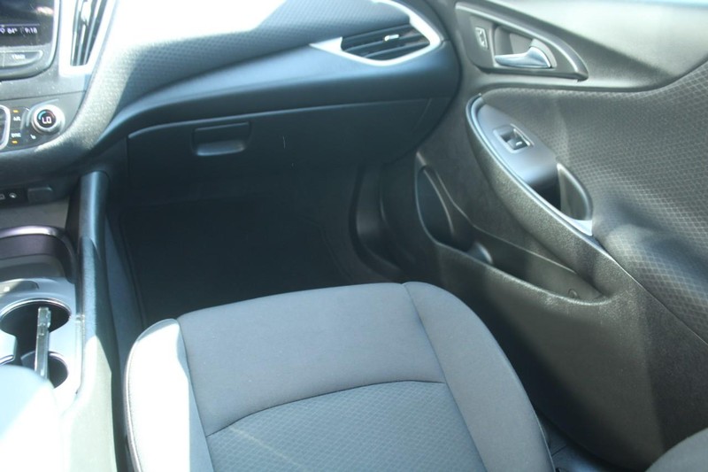 Chevrolet Malibu Vehicle Full-screen Gallery Image 13