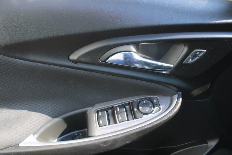 Chevrolet Malibu Vehicle Full-screen Gallery Image 14