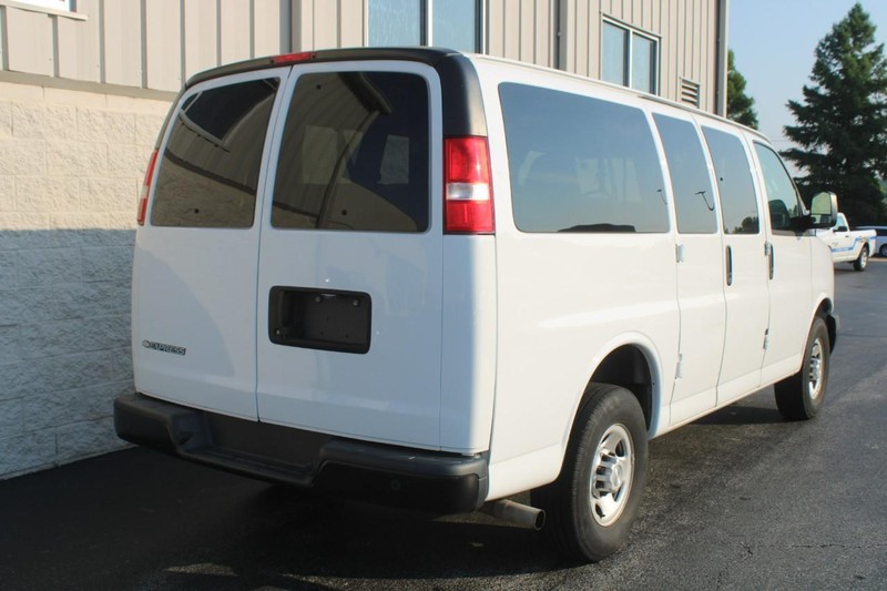 Chevrolet Express Passenger Vehicle Full-screen Gallery Image 03