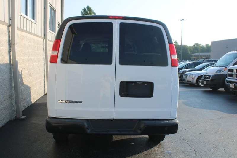 Chevrolet Express Passenger Vehicle Full-screen Gallery Image 04