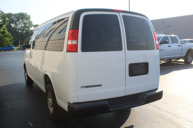 Chevrolet Express Passenger Vehicle Full-screen Gallery Image 05