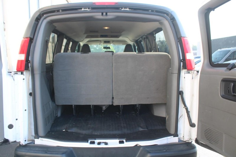 Chevrolet Express Passenger Vehicle Full-screen Gallery Image 06