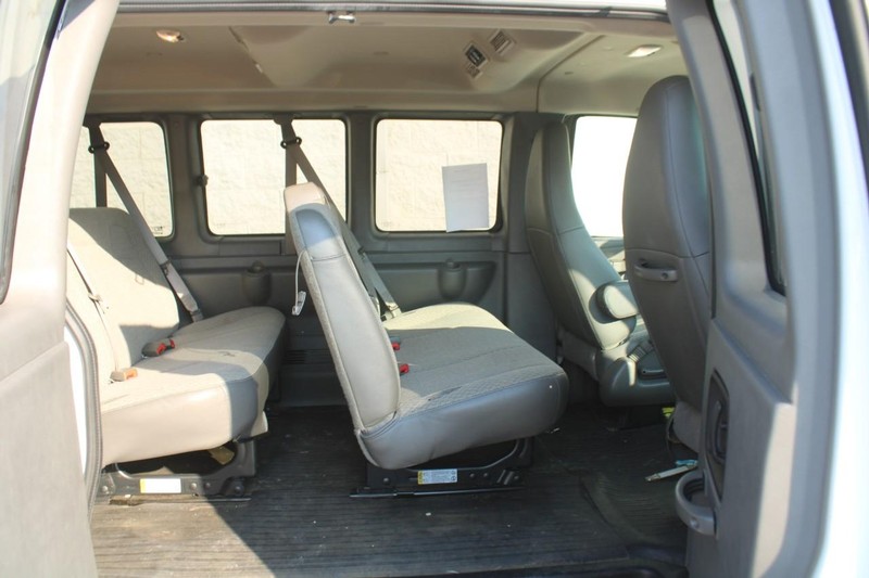 Chevrolet Express Passenger Vehicle Full-screen Gallery Image 09