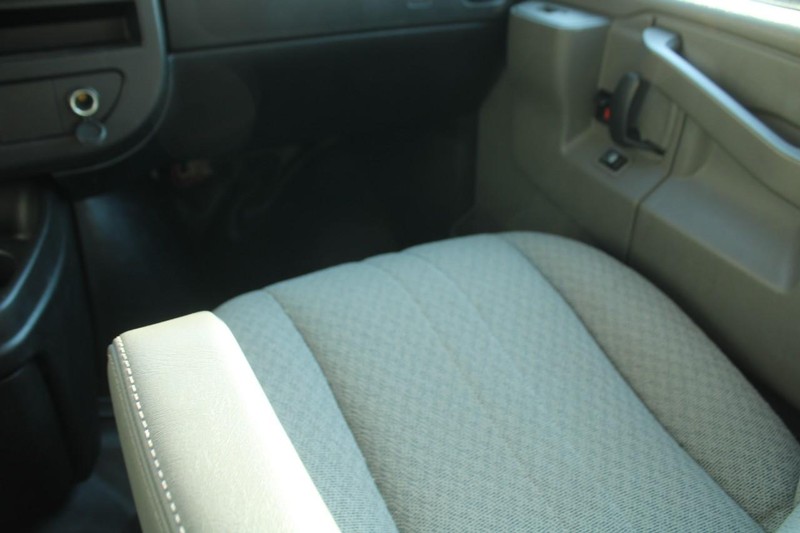 Chevrolet Express Passenger Vehicle Full-screen Gallery Image 13