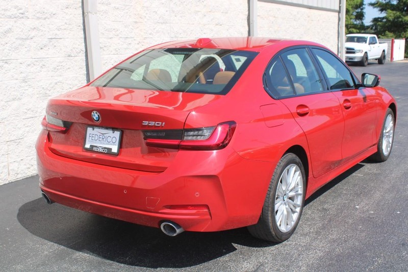 BMW 3 Series Vehicle Full-screen Gallery Image 03