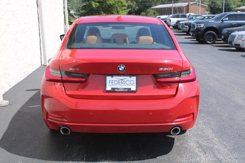 BMW 3 Series Vehicle Full-screen Gallery Image 04