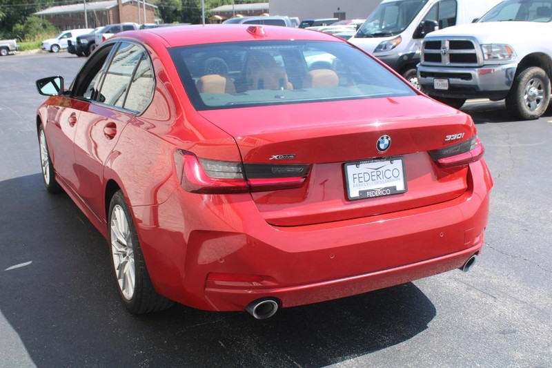BMW 3 Series Vehicle Full-screen Gallery Image 05