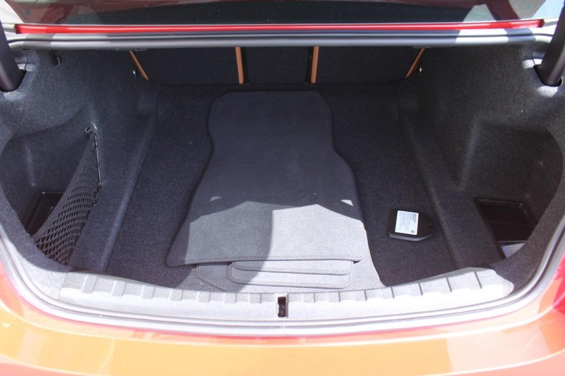 BMW 3 Series Vehicle Full-screen Gallery Image 06