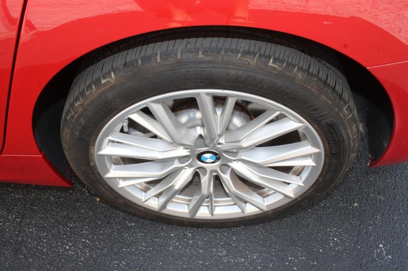 BMW 3 Series Vehicle Full-screen Gallery Image 07