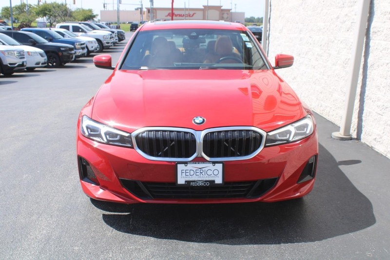 BMW 3 Series Vehicle Full-screen Gallery Image 08