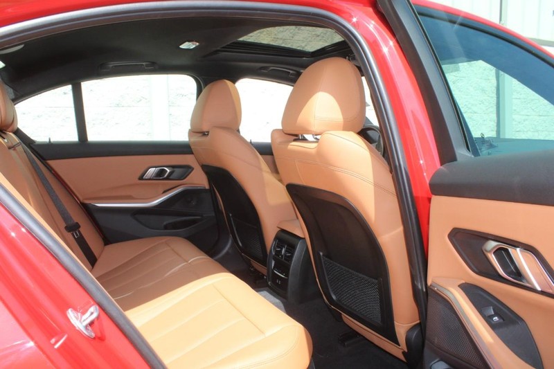 BMW 3 Series Vehicle Full-screen Gallery Image 09