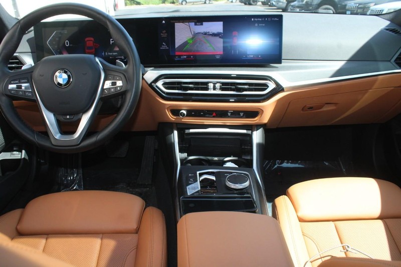 BMW 3 Series Vehicle Full-screen Gallery Image 10