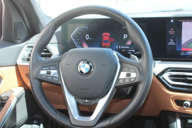 BMW 3 Series Vehicle Full-screen Gallery Image 11