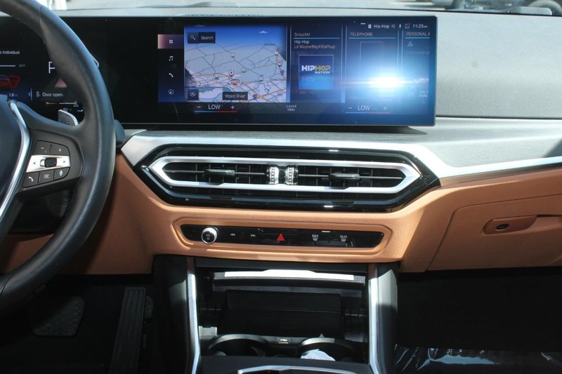 BMW 3 Series Vehicle Full-screen Gallery Image 12