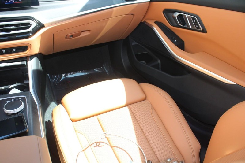 BMW 3 Series Vehicle Full-screen Gallery Image 13